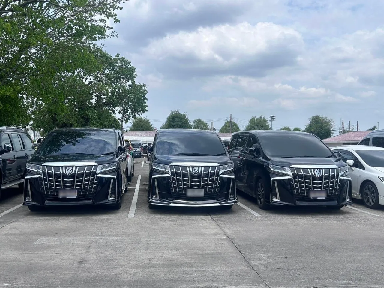 จับทัวร์เถื่อน จีนเที่ยวไทย VVIP เช็กอินวัดพระแก้ว จัดรถหรูบริการ หวังตบตาเจ้าหน้าที่